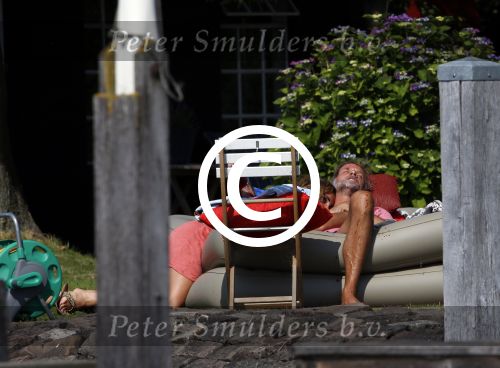 Loosdrecht 21 juli 2013
Jeroen Pauw heeft ongeluk gehad en zijn voet zit helemaal onder het bloed . Zijn vriendin nimet groeneweg troost hem als ze op zijn boot de whiteman ( vernoemd naar Paul Witteman) naar zijn huis toe varen.
Peter Smulders bv