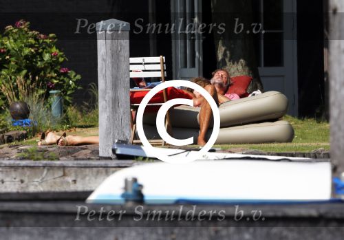 Loosdrecht 21 juli 2013
Jeroen Pauw heeft ongeluk gehad en zijn voet zit helemaal onder het bloed . Zijn vriendin nimet groeneweg troost hem als ze op zijn boot de whiteman ( vernoemd naar Paul Witteman) naar zijn huis toe varen.
Peter Smulders bv