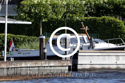 Loosdrecht 21 juli 2013
Jeroen Pauw heeft ongeluk gehad en zijn voet zit helemaal onder het bloed . Zijn vriendin nimet groeneweg troost hem als ze op zijn boot de whiteman ( vernoemd naar Paul Witteman) naar zijn huis toe varen.
Peter Smulders bv