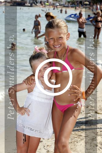 ibiza 1 juli 2013
Johnny Heitinga en zijn vrouw Charlotte Sophie met hun kinderen jezebel en Lennox op het strand van Talamanca.
Peter Smulders bv
