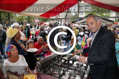 Amsterdam 1 juli 2013
Prominenten serveren 1 juli Keti Koti Ontbijt bij herdenking slavernijverleden op het Leidse Plein. Job Cohen
Peter Smulders bv