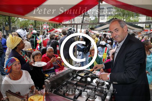 Amsterdam 1 juli 2013
Prominenten serveren 1 juli Keti Koti Ontbijt bij herdenking slavernijverleden op het Leidse Plein. Job Cohen
Peter Smulders bv