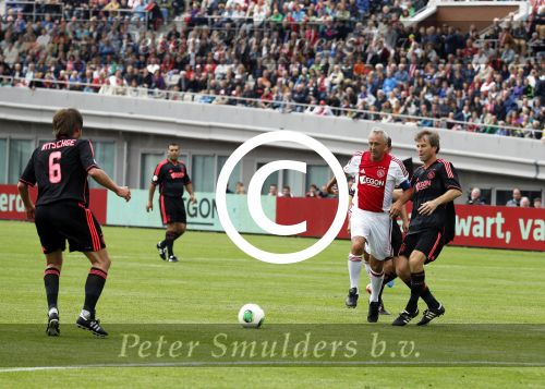 Amsterdam 3 juli 2013
Sjaak Swart 75 jaar . Hij viert dat met een wedstrijd met oud ajax spelers in het Olympisch stadion. Johan Cruijff
Peter Smulders bv