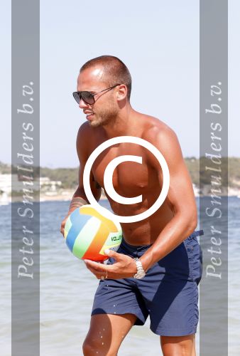 ibiza 1 juli 2013
Johnny Heitinga en zijn vrouw Charlotte Sophie met hun kinderen jezebel en Lennox op het strand van Talamanca.
Peter Smulders bv