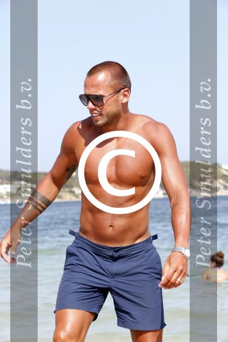 ibiza 1 juli 2013
Johnny Heitinga en zijn vrouw Charlotte Sophie met hun kinderen jezebel en Lennox op het strand van Talamanca.
Peter Smulders bv