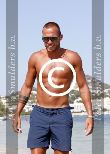 ibiza 1 juli 2013
Johnny Heitinga en zijn vrouw Charlotte Sophie met hun kinderen jezebel en Lennox op het strand van Talamanca.
Peter Smulders bv