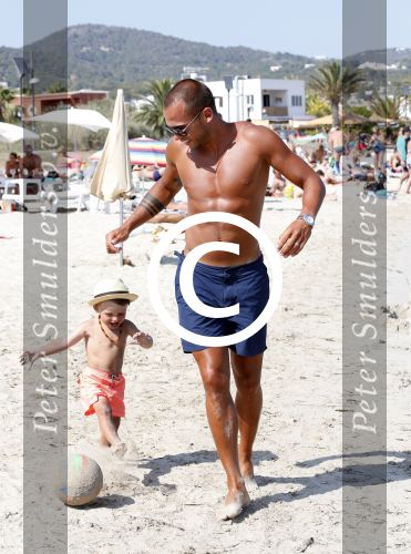 ibiza 1 juli 2013
Johnny Heitinga en zijn vrouw Charlotte Sophie met hun kinderen jezebel en Lennox op het strand van Talamanca.
Peter Smulders bv