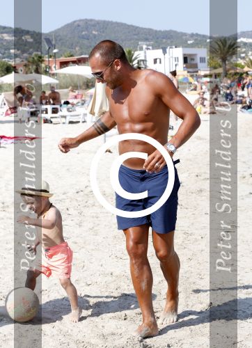 ibiza 1 juli 2013
Johnny Heitinga en zijn vrouw Charlotte Sophie met hun kinderen jezebel en Lennox op het strand van Talamanca.
Peter Smulders bv