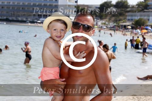 ibiza 1 juli 2013
Johnny Heitinga en zijn vrouw Charlotte Sophie met hun kinderen jezebel en Lennox op het strand van Talamanca.
Peter Smulders bv