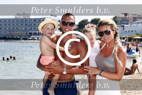 ibiza 1 juli 2013
Johnny Heitinga en zijn vrouw Charlotte Sophie met hun kinderen jezebel en Lennox op het strand van Talamanca.
Peter Smulders bv