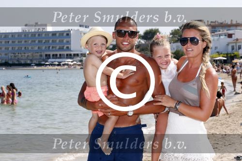 ibiza 1 juli 2013
Johnny Heitinga en zijn vrouw Charlotte Sophie met hun kinderen jezebel en Lennox op het strand van Talamanca.
Peter Smulders bv