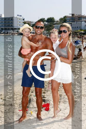 ibiza 1 juli 2013
Johnny Heitinga en zijn vrouw Charlotte Sophie met hun kinderen jezebel en Lennox op het strand van Talamanca.
Peter Smulders bv