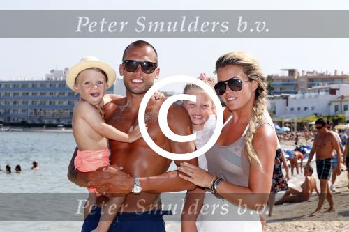 ibiza 1 juli 2013
Johnny Heitinga en zijn vrouw Charlotte Sophie met hun kinderen jezebel en Lennox op het strand van Talamanca.
Peter Smulders bv