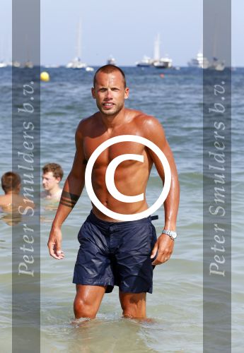 ibiza 1 juli 2013
Johnny Heitinga en zijn vrouw Charlotte Sophie met hun kinderen jezebel en Lennox op het strand van Talamanca.
Peter Smulders bv