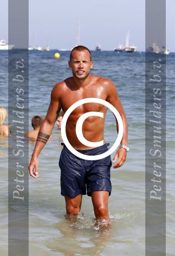 ibiza 1 juli 2013
Johnny Heitinga en zijn vrouw Charlotte Sophie met hun kinderen jezebel en Lennox op het strand van Talamanca.
Peter Smulders bv