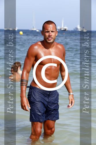 ibiza 1 juli 2013
Johnny Heitinga en zijn vrouw Charlotte Sophie met hun kinderen jezebel en Lennox op het strand van Talamanca.
Peter Smulders bv