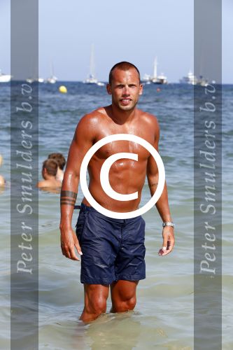 ibiza 1 juli 2013
Johnny Heitinga en zijn vrouw Charlotte Sophie met hun kinderen jezebel en Lennox op het strand van Talamanca.
Peter Smulders bv