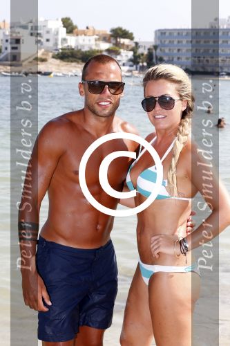 ibiza 1 juli 2013
Johnny Heitinga en zijn vrouw Charlotte Sophie met hun kinderen jezebel en Lennox op het strand van Talamanca.
Peter Smulders bv
