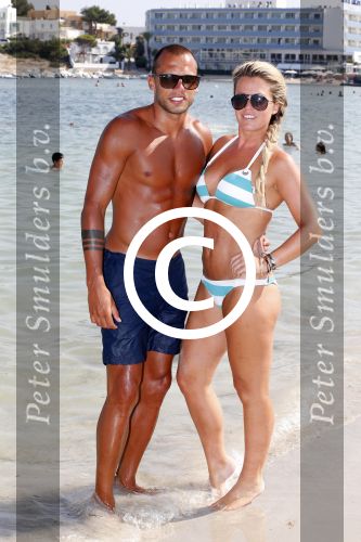 ibiza 1 juli 2013
Johnny Heitinga en zijn vrouw Charlotte Sophie met hun kinderen jezebel en Lennox op het strand van Talamanca.
Peter Smulders bv