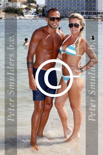 ibiza 1 juli 2013
Johnny Heitinga en zijn vrouw Charlotte Sophie met hun kinderen jezebel en Lennox op het strand van Talamanca.
Peter Smulders bv