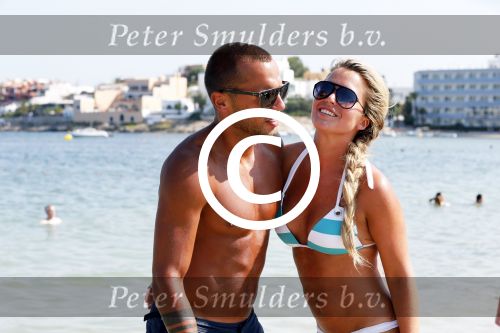 ibiza 1 juli 2013
Johnny Heitinga en zijn vrouw Charlotte Sophie met hun kinderen jezebel en Lennox op het strand van Talamanca.
Peter Smulders bv