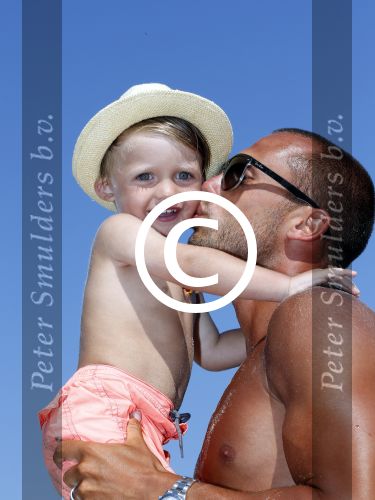 ibiza 1 juli 2013
Johnny Heitinga en zijn vrouw Charlotte Sophie met hun kinderen jezebel en Lennox op het strand van Talamanca.
Peter Smulders bv