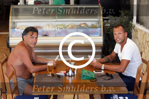 ibiza 1 juli 2013
Johnny Heitinga en zijn vrouw Charlotte Sophie met hun kinderen jezebel en Lennox op het strand van Talamanca.
Peter Smulders bv