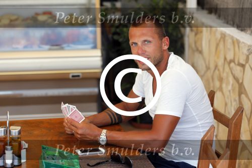 ibiza 1 juli 2013
Johnny Heitinga en zijn vrouw Charlotte Sophie met hun kinderen jezebel en Lennox op het strand van Talamanca.
Peter Smulders bv