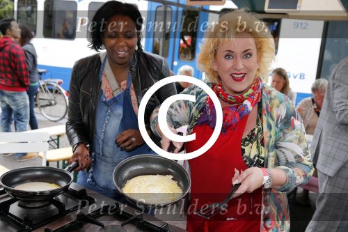 Amsterdam 1 juli 2013
Prominenten serveren 1 juli Keti Koti Ontbijt bij herdenking slavernijverleden op het Leidse Plein. Karin Bloemen
Peter Smulders bv