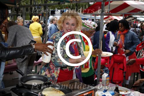 Amsterdam 1 juli 2013
Prominenten serveren 1 juli Keti Koti Ontbijt bij herdenking slavernijverleden op het Leidse Plein. Karin Bloemen
Peter Smulders bv