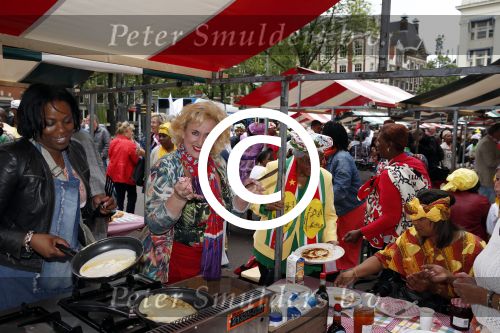Amsterdam 1 juli 2013
Prominenten serveren 1 juli Keti Koti Ontbijt bij herdenking slavernijverleden op het Leidse Plein. Karin Bloemen
Peter Smulders bv