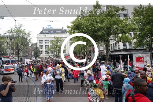 Amsterdam 1 juli 2013
Prominenten serveren 1 juli Keti Koti Ontbijt bij herdenking slavernijverleden op het Leidse Plein.
Peter Smulders bv