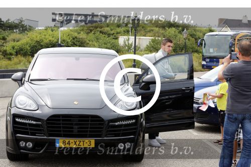 Noordwijk 12 augustus 2013
De spelers van het nederlands elftal verzamelen in het hotel Huis ter Duin voor de vriendschappelijke wedstrijd Portugal-Nederland. Kevin Strootman met zijn porsche cayenne
Peter Smulders bv