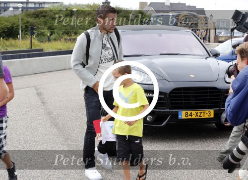 Noordwijk 12 augustus 2013
De spelers van het nederlands elftal verzamelen in het hotel Huis ter Duin voor de vriendschappelijke wedstrijd Portugal-Nederland. Kevin Strootman met zijn porsche cayenne
Peter Smulders bv