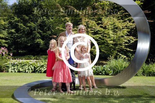 Wassenaar 19 juli 2013
Fotouur met Koning Willem Alexander koningin Maxima en de prinsesjes Amalia Alexia en Ariane bij hun huis op de horsten. Ook hun hond skipper was daarbij aanwezig.
Peter Smulders bv