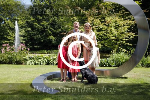 Wassenaar 19 juli 2013
Fotouur met Koning Willem Alexander koningin Maxima en de prinsesjes Amalia Alexia en Ariane bij hun huis op de horsten. Ook hun hond skipper was daarbij aanwezig.
Peter Smulders bv