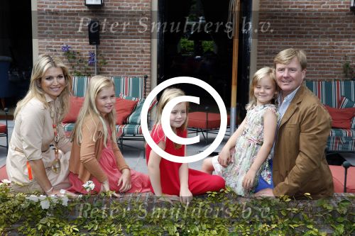Wassenaar 19 juli 2013
Fotouur met Koning Willem Alexander koningin Maxima en de prinsesjes Amalia Alexia en Ariane bij hun huis op de horsten. Ook hun hond skipper was daarbij aanwezig.
Peter Smulders bv