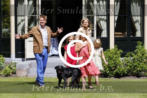 Wassenaar 19 juli 2013
Fotouur met Koning Willem Alexander koningin Maxima en de prinsesjes Amalia Alexia en Ariane bij hun huis op de horsten. Ook hun hond skipper was daarbij aanwezig.
Peter Smulders bv