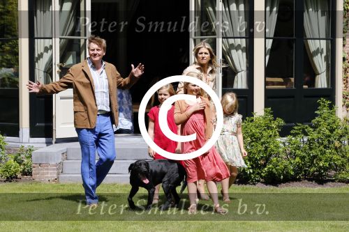 Wassenaar 19 juli 2013
Fotouur met Koning Willem Alexander koningin Maxima en de prinsesjes Amalia Alexia en Ariane bij hun huis op de horsten. Ook hun hond skipper was daarbij aanwezig.
Peter Smulders bv
