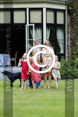 Wassenaar 19 juli 2013
Fotouur met Koning Willem Alexander koningin Maxima en de prinsesjes Amalia Alexia en Ariane bij hun huis op de horsten. Ook hun hond skipper was daarbij aanwezig.
Peter Smulders bv