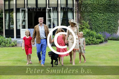Wassenaar 19 juli 2013
Fotouur met Koning Willem Alexander koningin Maxima en de prinsesjes Amalia Alexia en Ariane bij hun huis op de horsten. Ook hun hond skipper was daarbij aanwezig.
Peter Smulders bv