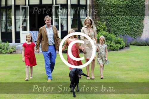 Wassenaar 19 juli 2013
Fotouur met Koning Willem Alexander koningin Maxima en de prinsesjes Amalia Alexia en Ariane bij hun huis op de horsten. Ook hun hond skipper was daarbij aanwezig.
Peter Smulders bv