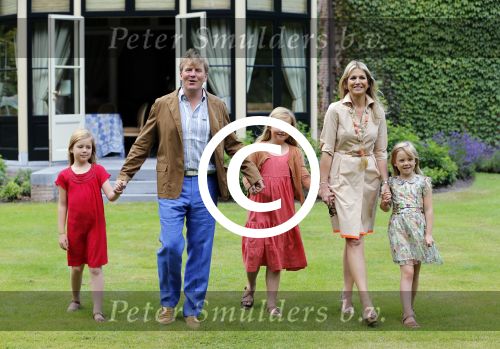 Wassenaar 19 juli 2013
Fotouur met Koning Willem Alexander koningin Maxima en de prinsesjes Amalia Alexia en Ariane bij hun huis op de horsten. Ook hun hond skipper was daarbij aanwezig.
Peter Smulders bv