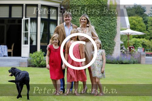 Wassenaar 19 juli 2013
Fotouur met Koning Willem Alexander koningin Maxima en de prinsesjes Amalia Alexia en Ariane bij hun huis op de horsten. Ook hun hond skipper was daarbij aanwezig.
Peter Smulders bv