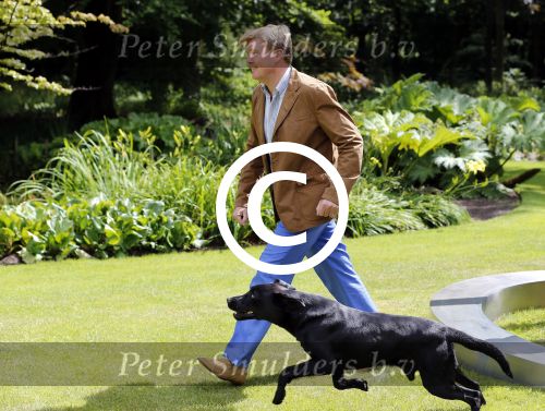 Wassenaar 19 juli 2013
Fotouur met Koning Willem Alexander koningin Maxima en de prinsesjes Amalia Alexia en Ariane bij hun huis op de horsten. Ook hun hond skipper was daarbij aanwezig.
Peter Smulders bv