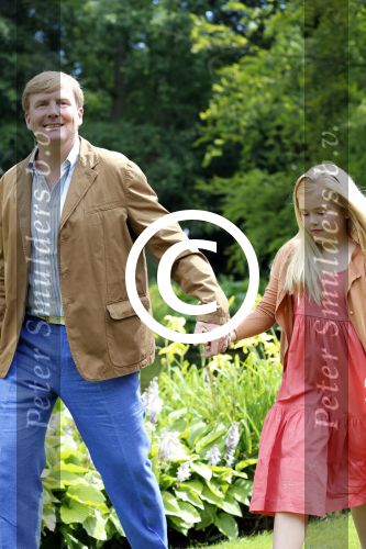 Wassenaar 19 juli 2013
Fotouur met Koning Willem Alexander koningin Maxima en de prinsesjes Amalia Alexia en Ariane bij hun huis op de horsten. Ook hun hond skipper was daarbij aanwezig.
Peter Smulders bv