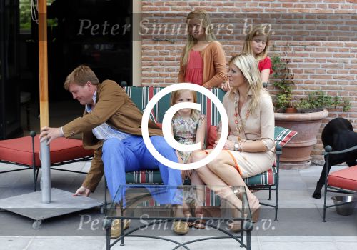 Wassenaar 19 juli 2013
Fotouur met Koning Willem Alexander koningin Maxima en de prinsesjes Amalia Alexia en Ariane bij hun huis op de horsten. Ook hun hond skipper was daarbij aanwezig.
Peter Smulders bv