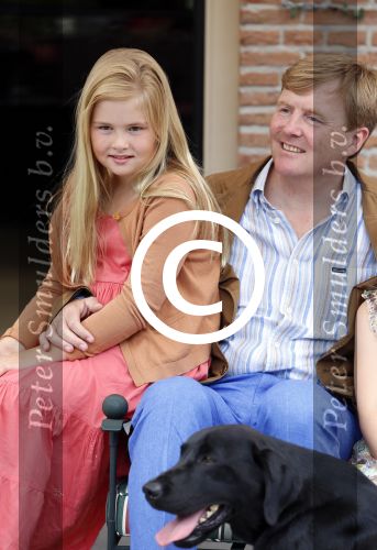 Wassenaar 19 juli 2013
Fotouur met Koning Willem Alexander koningin Maxima en de prinsesjes Amalia Alexia en Ariane bij hun huis op de horsten. Ook hun hond skipper was daarbij aanwezig.
Peter Smulders bv