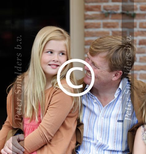 Wassenaar 19 juli 2013
Fotouur met Koning Willem Alexander koningin Maxima en de prinsesjes Amalia Alexia en Ariane bij hun huis op de horsten. Ook hun hond skipper was daarbij aanwezig.
Peter Smulders bv