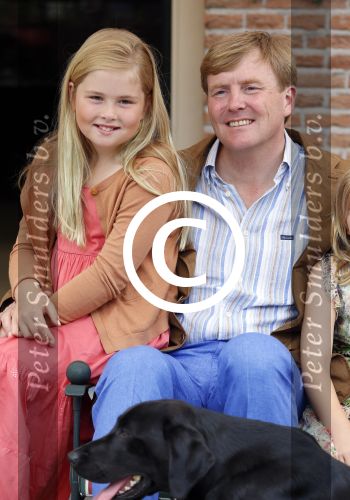 Wassenaar 19 juli 2013
Fotouur met Koning Willem Alexander koningin Maxima en de prinsesjes Amalia Alexia en Ariane bij hun huis op de horsten. Ook hun hond skipper was daarbij aanwezig.
Peter Smulders bv
